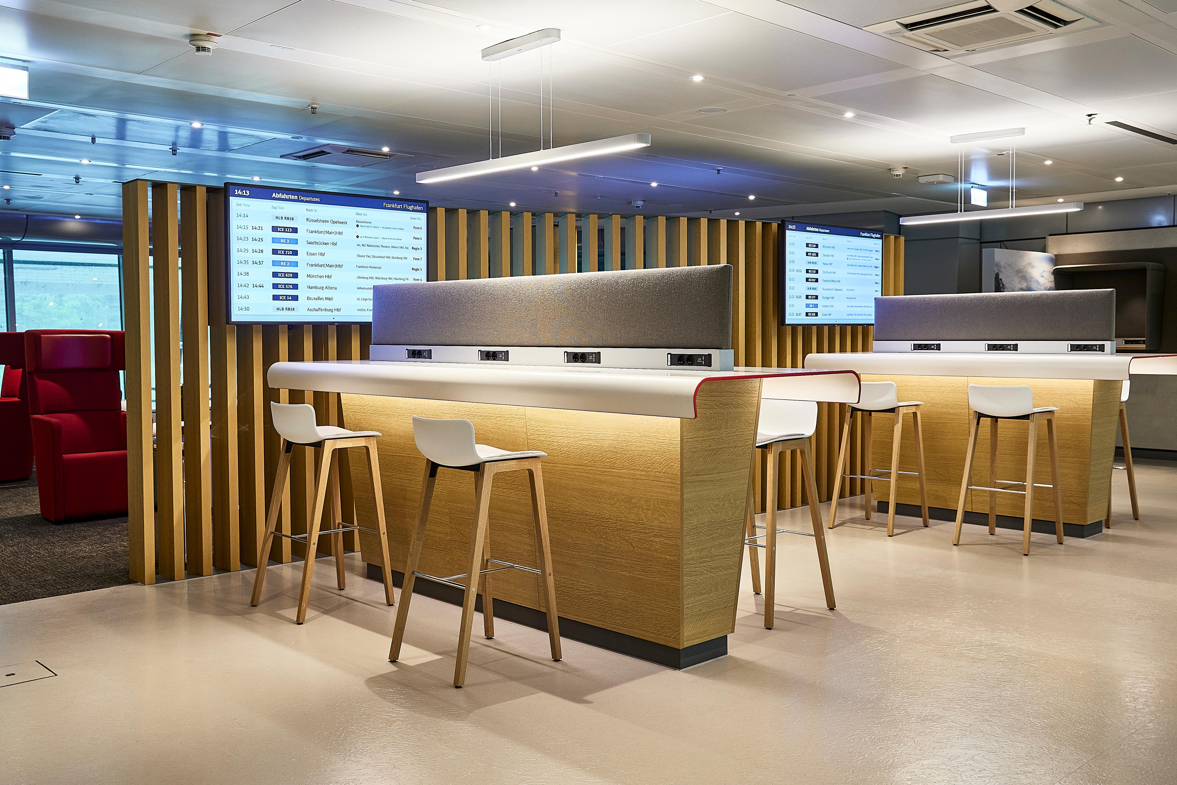 The work area with stools and high tables in the DB Lounge at Flughafen Frankfurt (Main) station.