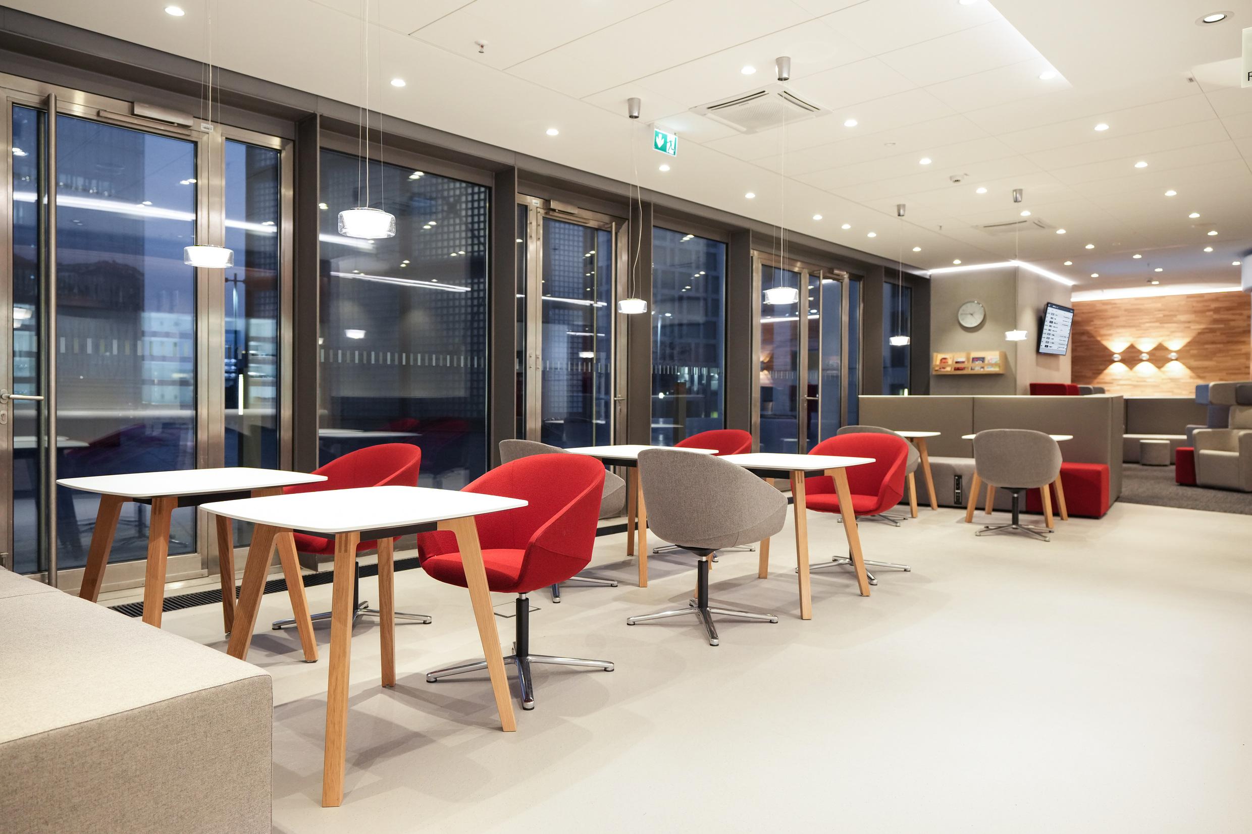 nterior of the DB Lounge Berlin Hauptbahnhof with chairs and tables.