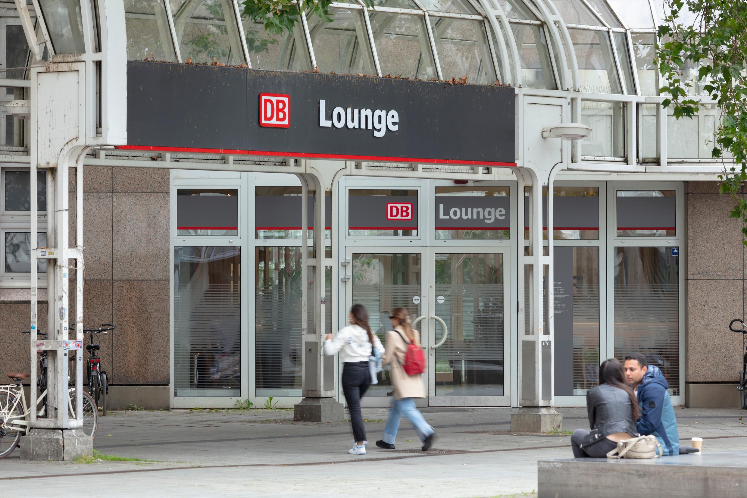 The exterior view of the entrance area of the DB Lounge at Düsseldorf Hauptbahnhof.