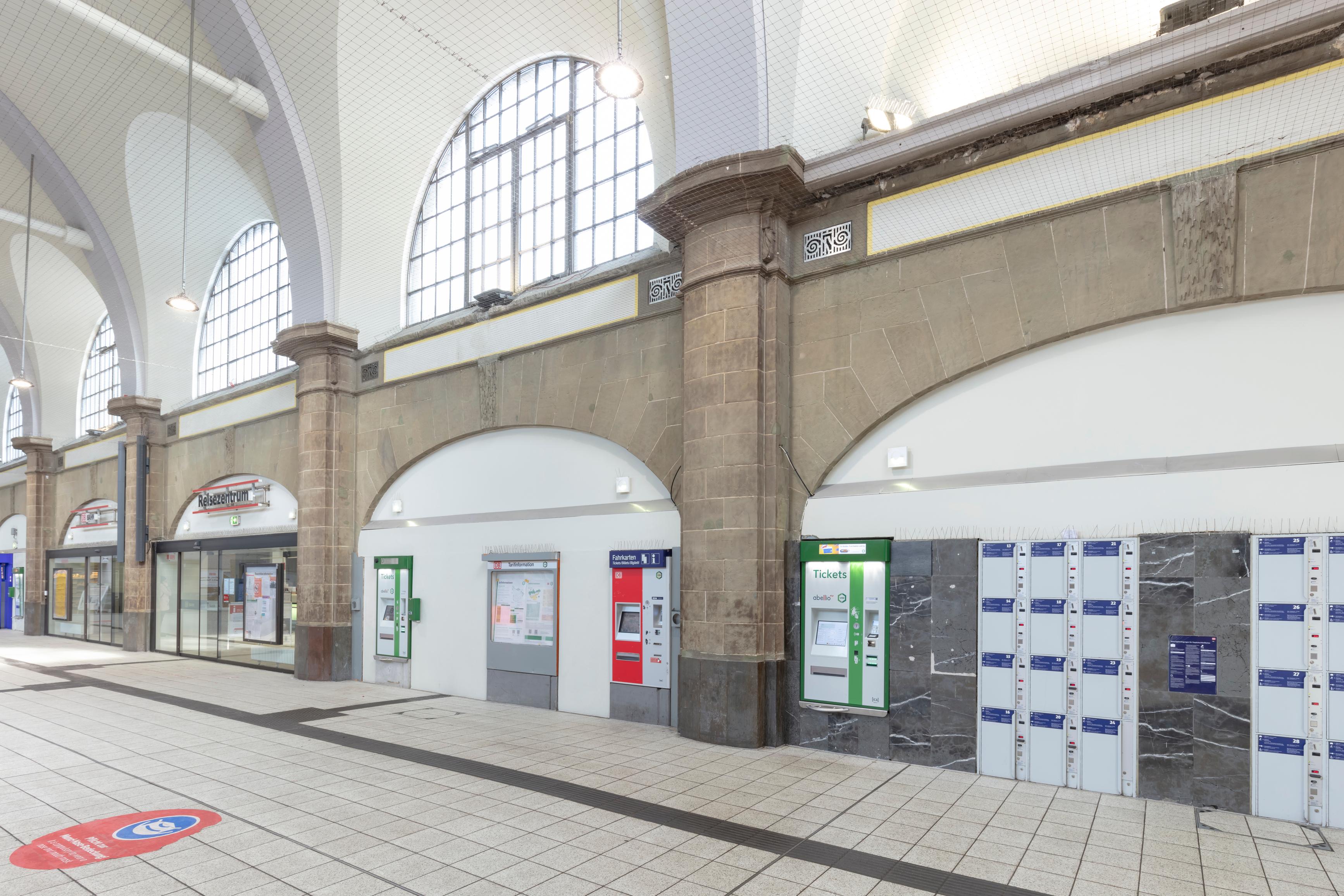 Der Blick auf die Fahrkartenautomaten von verschiedenen Eisenbahnverkehrsunternehmen und das DB Reisezentrum im Hauptbahnhof Hagen.