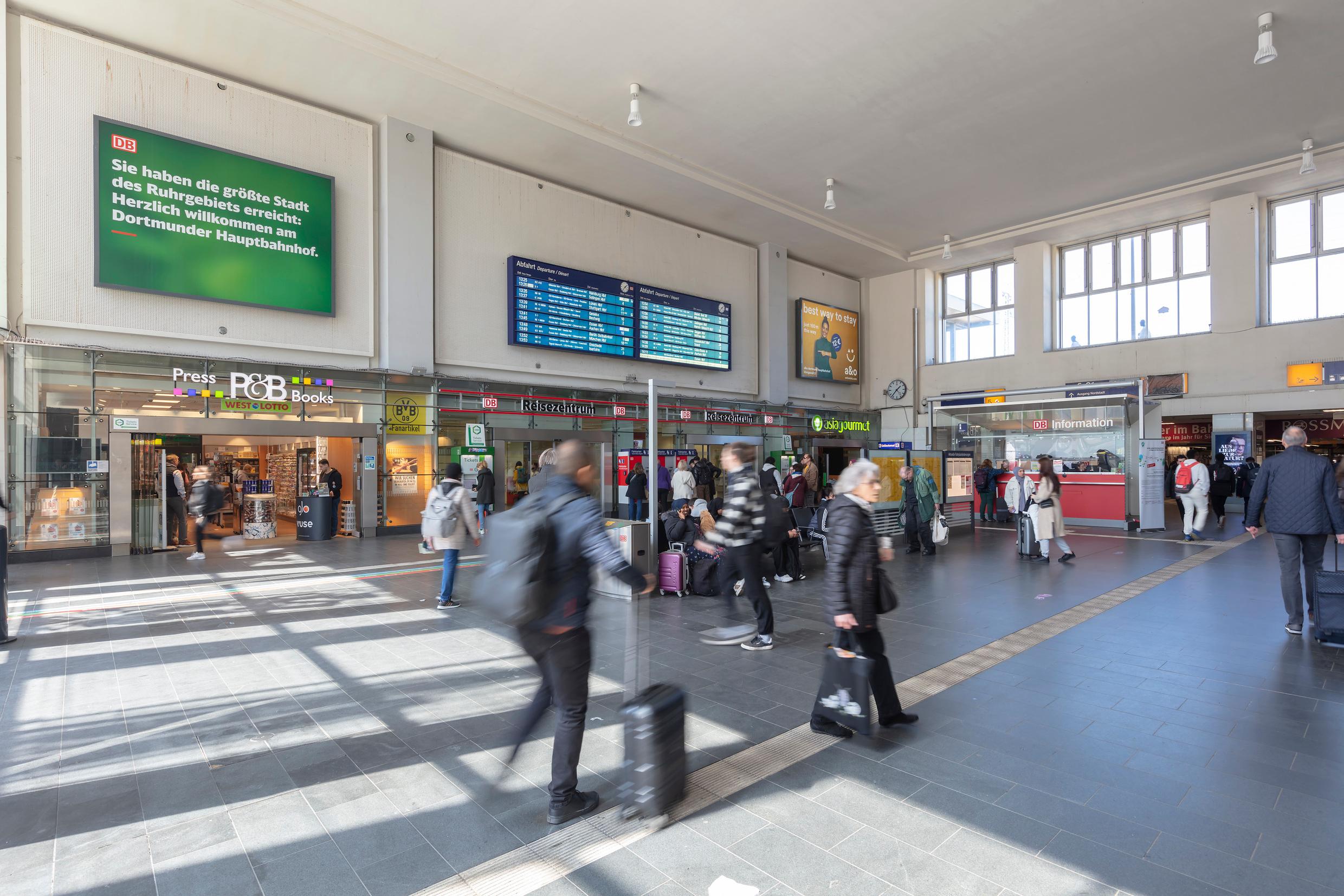 Menschen passieren die Empfangshalle des Dortmunder Hauptbahnhofs.