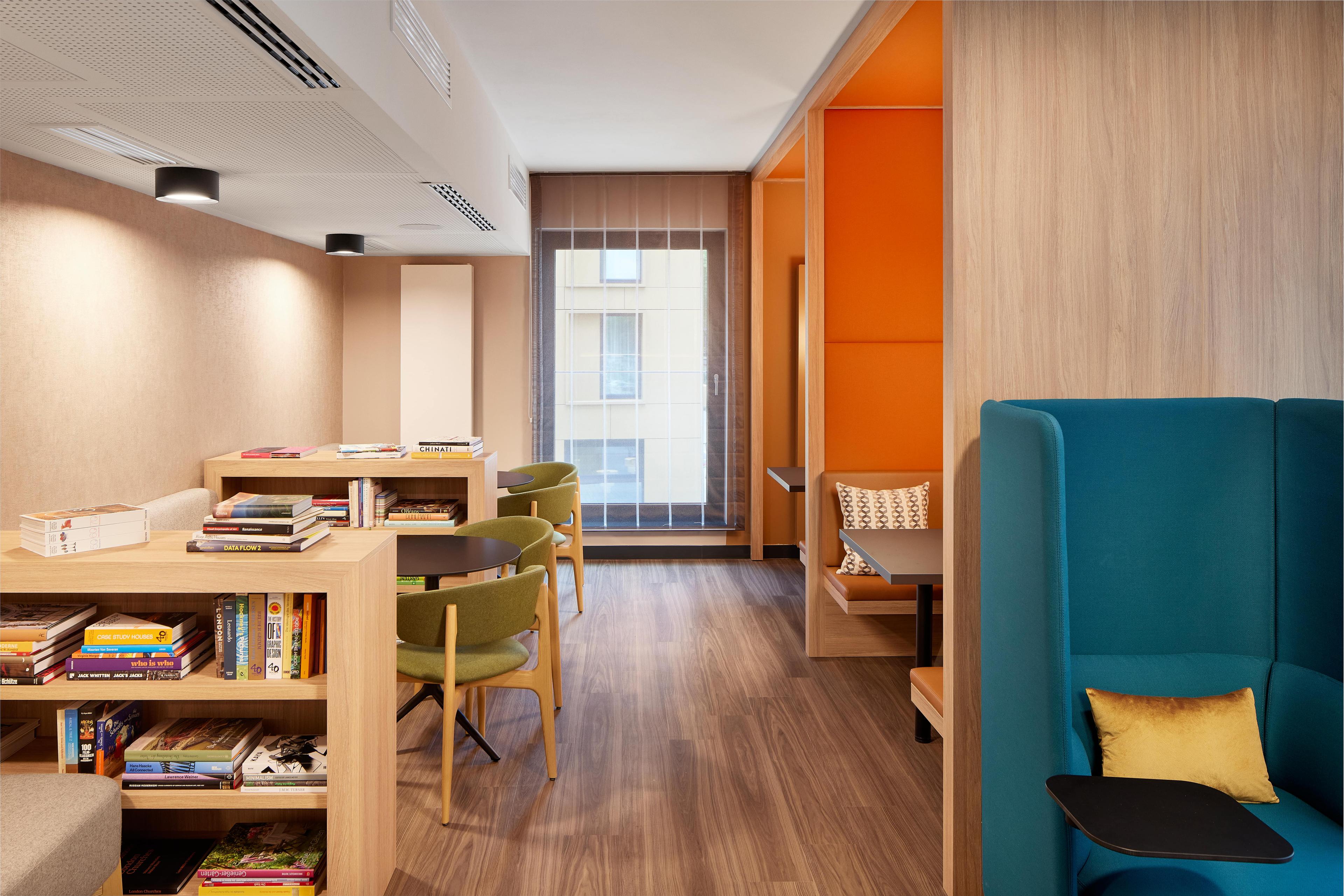 Seating and workstations in the offices of everyworks at Düsseldorf Hauptbahnhof.