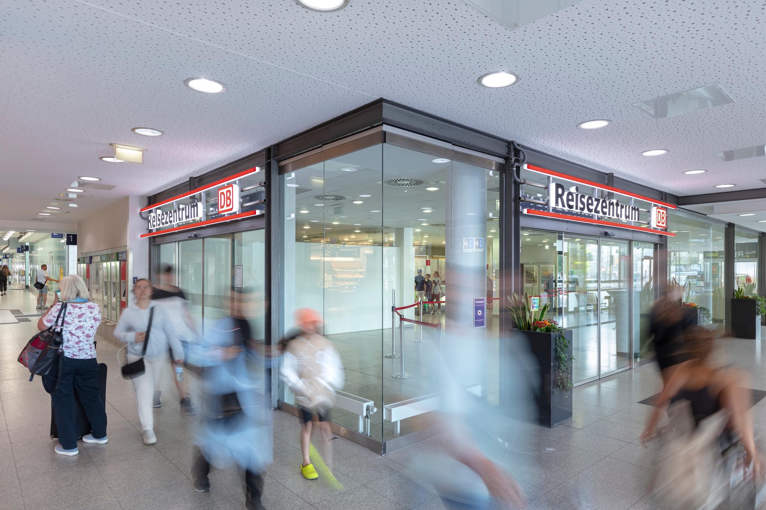 Der Blick auf das Reisezentrum in der Empfangshalle des Bahnhofs Bochum Hauptbahnhof.